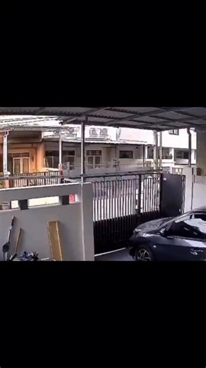 SUKABUMI TODAY on Instagram: "Sebuah tabung gas 12 kilogram meledak di sebuah rumah di kawasan Cengkareng, Jakarta Barat, pada pukul 06.00 WIB. Insiden ini melukai dua perempuan, L (73), pemilik rumah, dan W (47), tetangganya, yang mengalami luka bakar. Menurut Kanit Reskrim Polsek Cengkareng AKP Parman Gultom, ledakan terjadi akibat kebocoran regulator saat korban hendak menyalakan kompor. Ledakan tersebut juga merusak dua rumah. Kedua korban kini dirawat di RS Ciputra, sementara polisi masih m