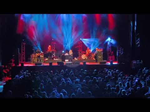 Bonnie Tyler - Turtle Blues + introduces the Band (Live in Budapest)