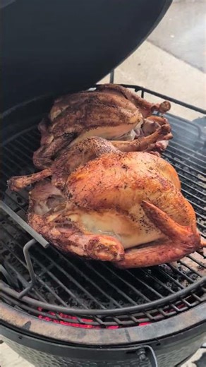 It’s Friday, Turkeys Are Going on the Egg 🔥 #BigGreenEgg