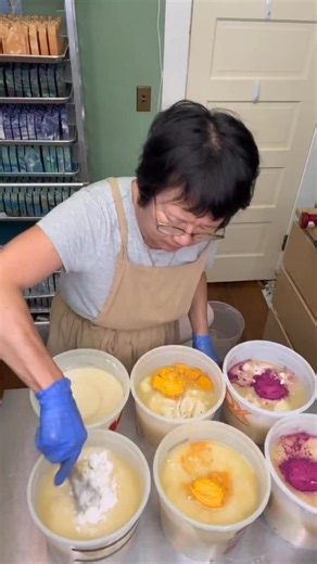 If you’ve got super sharp eyes, you might’ve noticed that even though my Almond soap has three colors — pink, yellow, and white — I actually split the batter into six portions. Why? Because this fragrance discolors over time, deepening to a warm, brownish hue. I only add fragrance to half the batter so some colors stay bright while the rest darken — it’s like watching the design develop its own story. One of the many magical ways chemistry sneaks into soapmaking — and I’ve learned to love it! 🧼