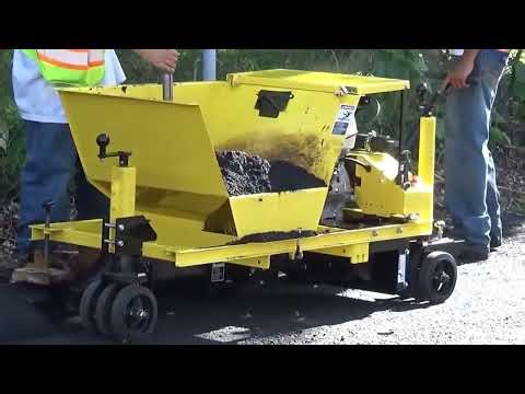 MC 550 Extruding an Asphalt Curb