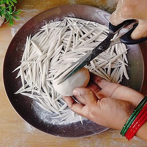 2.9M views · 10K reactions | মাত্র ১০ মিনিটেই হাতে বানানো সেমাই রেডি  জামাই আপ্যায়নে এমন একটি আইটেমই যথেষ্ট 殺 #সেমাই #পায়েস #রেসিপি #লাচ্চা #cooking #খির#সেমাই_পিঠা #বাংলাদেশ #বাংলাদেশী #খাবার | Sinthea cooking house | Facebook