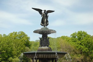 The Angel of the Waters statue atop Bethesda Fountain was unveiled in Central Park #OnThisDay in 1873. Created by sculptor Emma Stebbins—the first woman commissioned to do a public sculpture in New York City—it commemorates the 1842 opening of the Croton Aqueduct, which brought fresh water from Westchester County into New York City and ended the cholera epidemic. At 26 feet high and 96 feet in diameter, it remains one of the largest fountains in New York. This iconic work of art is maintained by