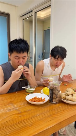 1.6M views · 38K reactions | Call your friend to come see the appetizer challenge #funny #funnyvideos #guanbue #搞笑视频 #管不饿 #搞笑视频 #搞笑 #搞笑视频 | Guanbue管不饿 | Facebook