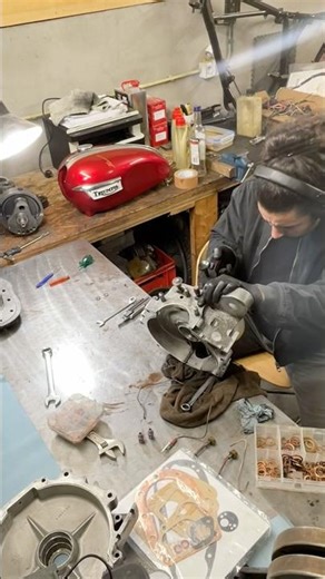 #automobile #britishmotorcycle #mechanic #bsa #engine #motorcycle #rebuild