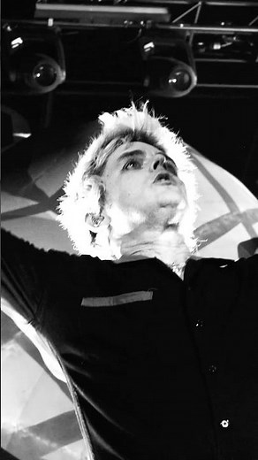 Get your hands up 🙌🏻 the world tour has begun 🌍