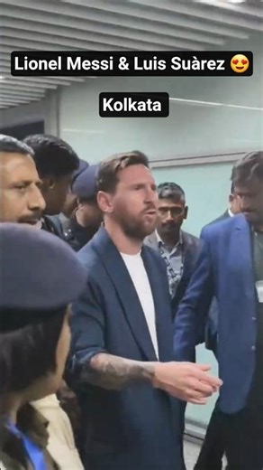 Lionel Messi & Luis Suàrez 🔥🔥#viralshorts #football #lionelmessi #luissuarez #kolkataairport #short