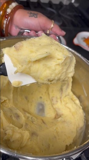 Garlic Parmesan Mashed Potatoes 🧄🥔 recipe in description #mashedpotatoes #garlicparmesan #sidedish
