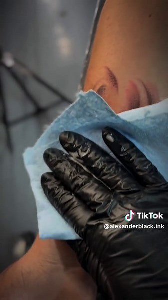 Hoy realicé ese tatuaje del ojo de la hermana de mi cliente, es un tatuaje de significado especial para el 🖤✨️ Tags: Tatuaje de Ojos Tatuaje en el Brazo Tatuajes en tinta negra Tatuaje de ojos #tatuadorenchihuahua #chihuahua #tattoo #tatuajesmexico #cdchihuahua #tatuajes