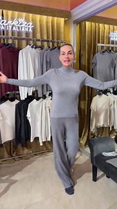 Tip na outfit, keď chceš vyzerať upravene bez rozmýšľania. 👑✨ U nás sa všetko so všetkým kamaráti, farby aj strihy do seba prirodzene zapadajú. 🤍🖤 Stačí vziať nohavice, vrch a doplnok a máš hotový look. 💫 Sako Dona tam nájdeš vo viacerých farbách, aby si si vybrala presne podľa seba. 🎨👑 Na chladnejšie dni je tam kožuch číslo 22 alebo elegantné pončo, ktoré outfit okamžite povýši. 🤍✨ Jeden základ, veľa kombinácií, stále ten istý pocit istoty. 👑 Všetko nájdeš na markizamodaitaliana.sk 💻✨ 