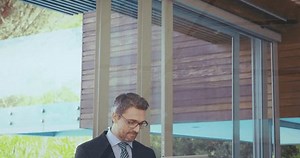 Homme d'affaires jetant un oeil à : vidéo de stock (100 % libre de droit) 3912113215 | Shutterstock