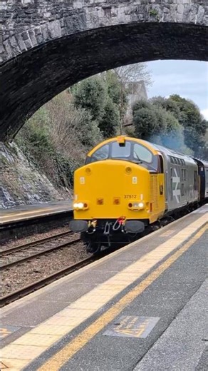 ROG 37512 + 37501 dragging 175010 thrashing past Devonport #class37 #class175 #LSL