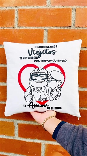 C O J I N P E R S O N A L I Z A D O ❤️. No es solo un cojín... es un mensaje que se puede abrazar. 💖¿Buscas el regalo perfecto para esa persona especial? 📌Transforma tus momentos favoritos en un detalle único, con una frase que hable por ti, nuestros cojines personalizados están diseñados para tocar el corazón. ✨ Personalizados con nombres, siluetas simples o mensajes especiales. 🎁 Regala algo único: Un detalle emotivo que siempre querrán tener cerca. 🤌🏻 Hacemos envíos a todo el país 🇬🇹🚚