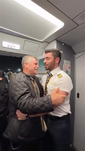Hava Haber on Instagram: "İçimizi ısıtan bir an ✈️💙 Bu video geçen yıla ait olsa da duygusu hâlâ ilk günkü gibi… Pegasus Hava Yolları pilotu Osman Nuri Özdemir, umreden dönen anne ve babasına uçuş sırasında unutulmaz bir sürpriz yapmıştı. Uçağa binen ailesini kapıda karşılayan Özdemir, kokpitten yaptığı anonsla sevgisini dile getirmiş, o anlar hem ailesine hem de yolculara duygu dolu anlar yaşatmıştı. 📸 osmannozdemir3 (IG)"