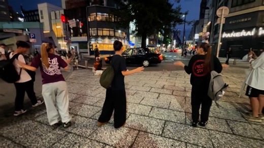 もりおビューティフルデイ | ふいに起きた『コラボ緊チョウチョ』🤩🦋 笑い旅in広島PARCO前 最高にビューティフォーやん！！✨✨✨✨✨ #お笑い#ギャグ#旅#ネタ#日本一周 #バックパッカー#路上ギャグ#ロケ#もりおビューティフルデイ#ビューティフルデイ#beautifulday#旅行... | Instagram