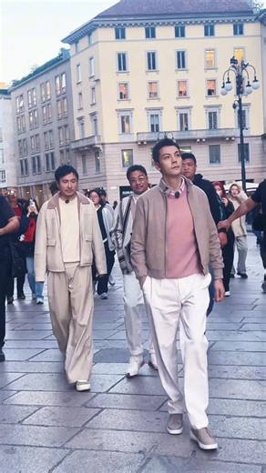 364K views · 3K reactions | William Chan, Shen Teng, and Jia Bing are in Milan, Italy, filming the variety show "Natural High." 陈伟霆和沈腾 贾冰在意大利米兰街头录制综艺《现在就出发3》 #陳偉霆 #WilliamChan #陈伟霆 #actor #fashion #cdrama #lovesambition #许我耀眼 #陈伟霆许我耀眼 #九门 #TheTreasuredBajiaBook#mysticnine #Italy #Milan | 陈伟霆陳偉霆資訊Williamchandata Fanpage | Facebook