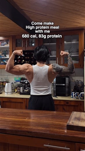 Xin Chen on Instagram: "Come make this high protein meal with me kings and queens 🫶 let me know in the comments if you want me to show you how I made my shredded chicken 😮‍💨 . #highprotein #highproteinmeals #asian #gymmotivation"