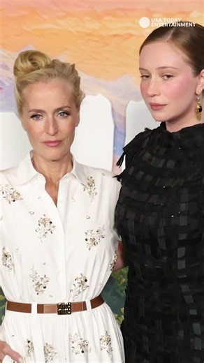 Gillian Anderson, Hannah Einbinder stun for 'Teenage Sex and Death and Camp Miasma' premiere