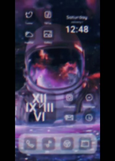 How to get a cool dynamic wallpaper?Download The me pack!!!#theme #themepack #widgets #astronaut #themes #icon #cool#homescreenwallpaper #fyp #purple #pink #ocean #space