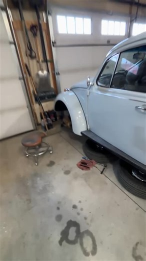 Removing Helen’s steering box so we can do a proper rebuild in preparation for the Great Race this June! • 5 years ago I cleaned up this box and only replaced the grease, and really didn’t do anything else in terms of “rebuilding”. I knew this steering box was at the very end of its life, but money was tight 5 years ago and it became a job for future Annie to deal with (who would presumably have the cash to do it proper eventually 😂😂) • Well, with plans for participating in the @greatracerally