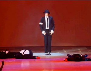 👑 | Michael Jackson apresenta a música/coreografia de ''Dangerous'' durante o MTV Video Music Awards em 1995 | MJ Beats