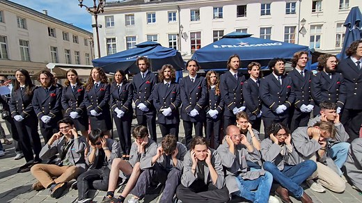389K views · 2.9K reactions |  Châlons-en-Champagne Le traditionnel défilé de rentrée des Gadzarts a eu lieu ce vendredi Environ 400 Gadzarts ont défilé dans les rues du centre-ville de Châlons-en-Champagne ce vendredi après-midi pour présenter fièrement la nouvelle promotion de l'École Nationale Supérieure des Arts et Métiers (ENSAM). Publié le vendredi 6 septembre 2024 Par le Collectif Châlonnais. | Collectif Châlonnais | Facebook