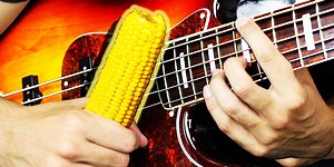 Watch a Korn medley played with a cob of corn and popcorn