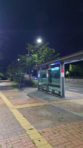 하루의 시작이 되는 곳 이시간 bus 를기다립니다