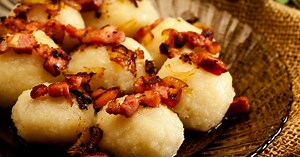 Prosty przepis na pyzy ziemniaczane. Ciasto wyjdzie idealne!