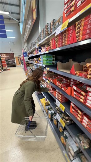Kayleigh Mae Cuddy on Instagram: "Boyfriend VS Girlfriend Mince Pie ACCURACY Challenge😳🎅!! #fyp #trend #challenge #foodie #christmas"
