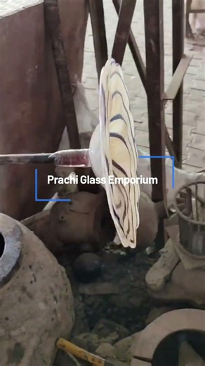 This hand-blown art glass plate is a masterful blend of traditional craftsmanship