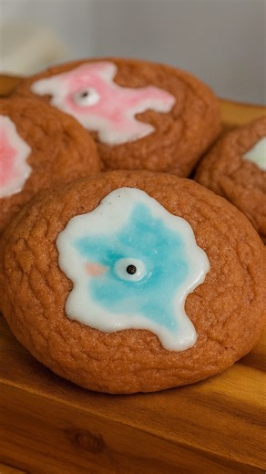 Ultimate Halloween Eyeball Cookies 👁️🎃 So soft it’s almost illegal. They’re buttery, chewy, and just creepy enough to make your Halloween dessert table unforgettable. POV: You just baked Halloween’s most cursed masterpiece. These Ultimate Halloween Eyeball Cookies are sweet, chewy, and slightly disturbing in the best way possible — melty centers, glossy “eyes,” and that perfect mix of cozy and spooky. An easy homemade dessert that’ll haunt your kitchen (and your cravings). 👁️ • Melt ½ cup (11