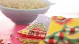 Create a one-of-a-kind bean bag using your favorite patterns! Instructions: http://bit.ly/2uWsWjh | Kin