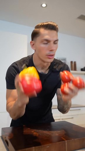 90K views · 1.3K reactions | Cremige Paprika Pasta mit Hähnchen 2.0 Zutaten für 3-4 Personen 500g Pasta 2-3 Paprikas 1 Zwiebel 3 Tomaten 1 Knoblauchknolle 200g Cherry Tomaten 1 Chili (optional) Olivenöl Salz & Pfeffer 100-200ml Cremefine (oder Sahne) Viel Parmesan 300g Hähnchenbrust | Nicoceps | Facebook