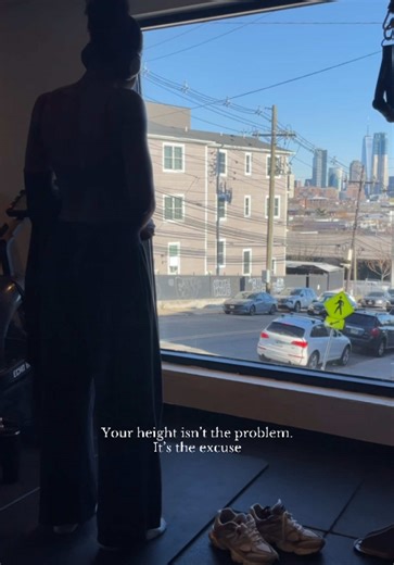 Honestly as tall girls we tend to blame a lot of things on our height, even to the point of not exercising cause it’s “harder, and doesn’t work for us” mind you we need it THE MOST‼️… (posture, knees, joint pain, flexibility, etc …) So let’s stop this narrative and pick ourselves up and go to the gym or a class or something #gym #tallgymgirls #workoutmotivation