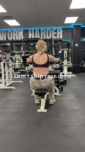 Hitting rear delts will help with the definition in your back…fine detailing if you will @DFYNE #girlswholift #gymgirls #gymgirlies #reardelts