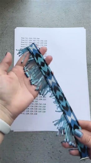 Bead weaving pattern and an example of the final result. Watch till the end 👍