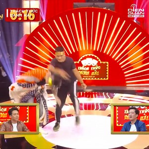 54K views · 371 reactions | Trấn Thành cười rung người với pha thể hiện sức mạnh hơi lố tay ---------------- © Nội dung được khai thác và bảo vệ bản quyền bởi Điền Quân Group  Thách Thức Danh Hài #Dienquangroup #Dienquan | Thách Thức Danh Hài | Facebook