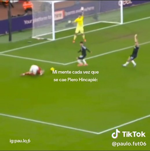 Caída de Piero Hincapié en el Arsenal vs Aston Villa