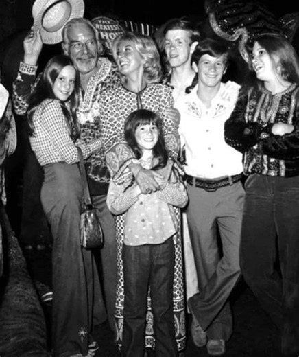 "Amazing cast from the 70's classic The Waltons TV show [1972] – true legends! 💖✨ So beautiful and timeless 🥰🎬 | The Waltons Mountain Memories