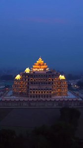 📍Swarved Mahamandir Dham, Varanasi The world's largest meditation centre in the spiritual heartland resonates with Bharat's ancient meditative legacy. 🧘‍♀️ | Smriti Zubin Irani