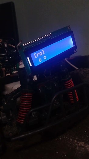 robot hecho con chatarra usa un node MCU v3 se controla por red lan o internet via wifi