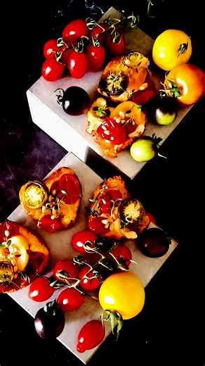 Nurit Peled on Instagram‎: "על לבבות בצק( מעבדים קמח תופח, שמן זית קוטג' לבצק נוח) דקים מנטפים שמנ"ז, מסדרים מעל פרוסות גבינה מלוחה 5%. על הגבינה עורכים פסיפס עשוי מפרוסות עגבניות צבעוניות, כמה שיותר צבעים, מסודרים בצפיפות. מנטפים עוד שמן, מפזרים טימין מרווה ובזיליקום יבשים, קצת צנוברים למעלה, ואופים בתנור שחומם מראש לחום בינוני, עד שהבצק מזהיב. ככה חנכתי רשמית את נוריטו, הסכין שעוצבה במיוחד בשבילי, והגיעה לאחרונה מיפן כששמי חרוט עליה ביפנית. תודה לאחותי על המתנה המרגשת והשווה. באחד הפוסטים הקוד