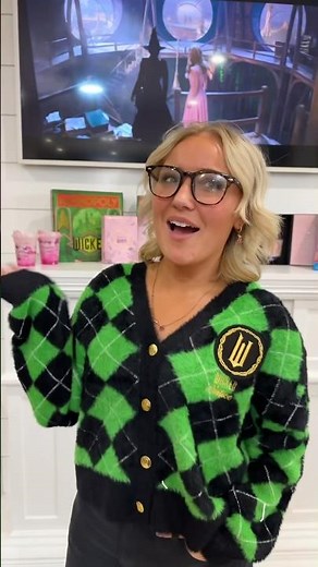 I’m Holly!!! I’m Nora!!! 🧙🏼#wicked #oz #nenfam #notenoughnelsons #bigfamily #saideenelson