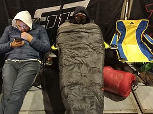 Aficionados pasan la noche para ver a 'Checo' Pérez en Paseo de la Reforma