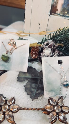 With inspiration from my little antique acorn, locket and bracelet, I ordered these delightful designs from Edinburgh, Scotland…. Acorn pendants, lockets with messages inside and gorgeous brooches 🥰 Throughout history, we’ve seen acorns used in jewellery to symbolise growth and potential. From humble beginnings, we can reach greatness and should hold onto our big dreams 🌳💚 These little acorns are a beautiful way to remind yourself, or your loved one, of the potential they hold. Of the hopes a