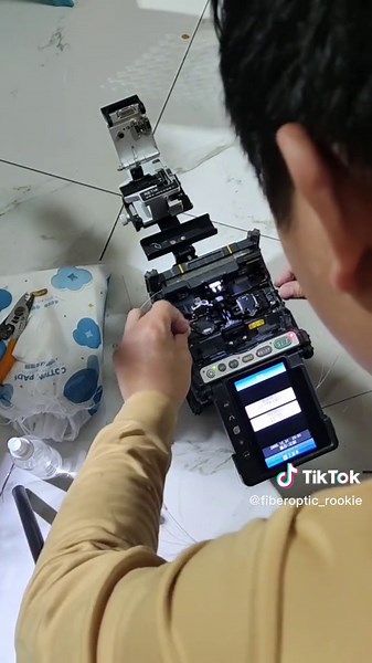 #fiberoptics #telecomwork #FTTX #fusionsplicer #fibercleaver