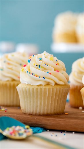 5.4K views · 3.3K reactions | Perfect for beginner bakers, this simple American buttercream frosting is an easy, basic frosting recipe that works on any cake and tastes amazing. Just a few ingredients (no eggs!) and only 10 minutes to make, every baker should keep this one in their back pocket! This frosting pipes beautifully and you can even use it under fondant. Want the recipe? Comment "recipe" below or find it here: https://sugarspunrun.com/buttercream-frosting/ | Sugar Spun Run | Facebook