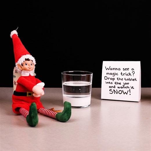 Elf on the shelf shows you snow fun☃️❄️