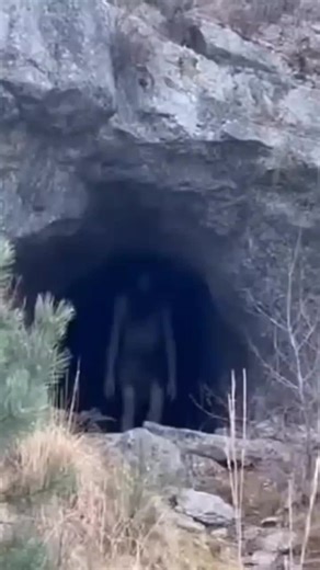 Homme mystérieux filmé dans une caverne au Brésil